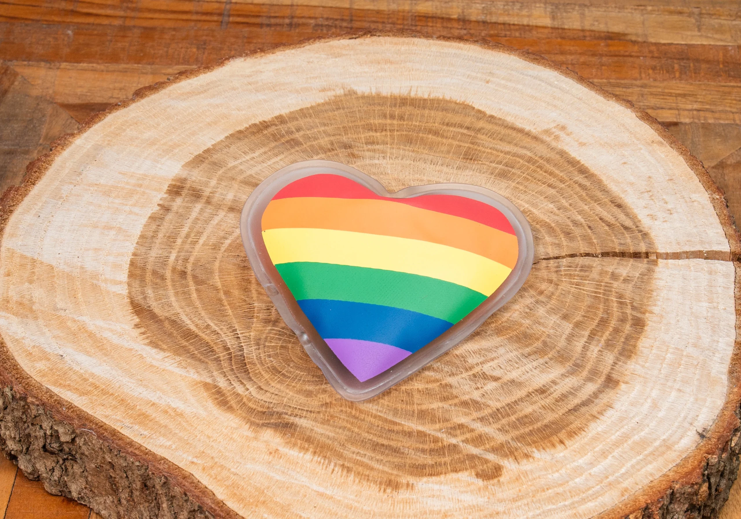 Pride regenboog handwarmer – compact en herbruikbaar - Afbeelding 2