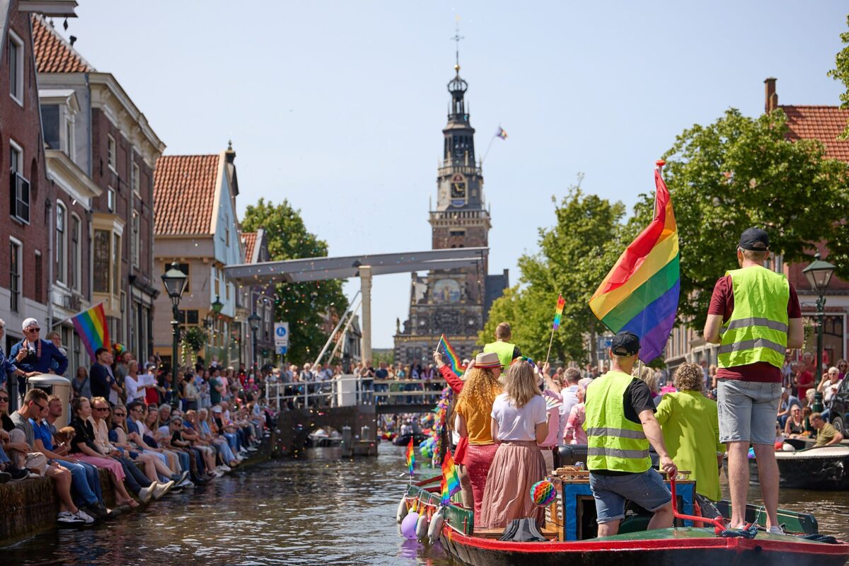 Pride Specials kraam op de Queer Markt Alkmaar met Pride-items en vlaggen