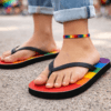 Pride regenboog slippers gedragen buiten