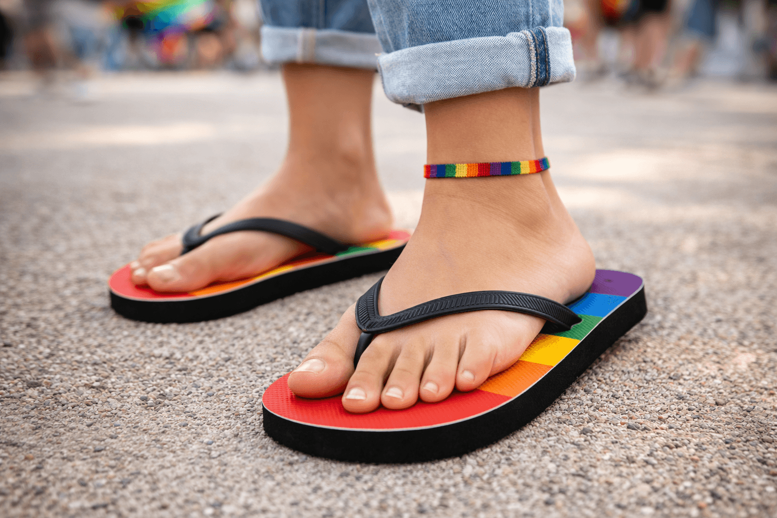 Pride regenboog slippers gedragen buiten