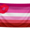 Lipstick Lesbian Pride vlag met horizontale banen in roze tinten en wit met een rode lipafdruk linksboven en ophangringen links