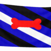 Puppy Pride vlag met diagonale strepen in zwart, blauw en wit en een rode bot in het midden