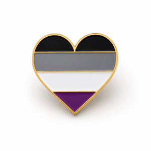 Hartvormige aseksuele Pride vlag pin in paars wit grijs en zwart met goudkleurige rand