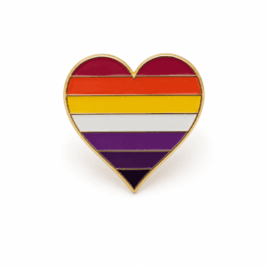 Hartvormige Lesbian Pride pin met 7 kleurbanen en goudkleurige rand