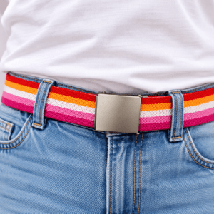 Lesbian Pride riem gedragen op een spijkerbroek