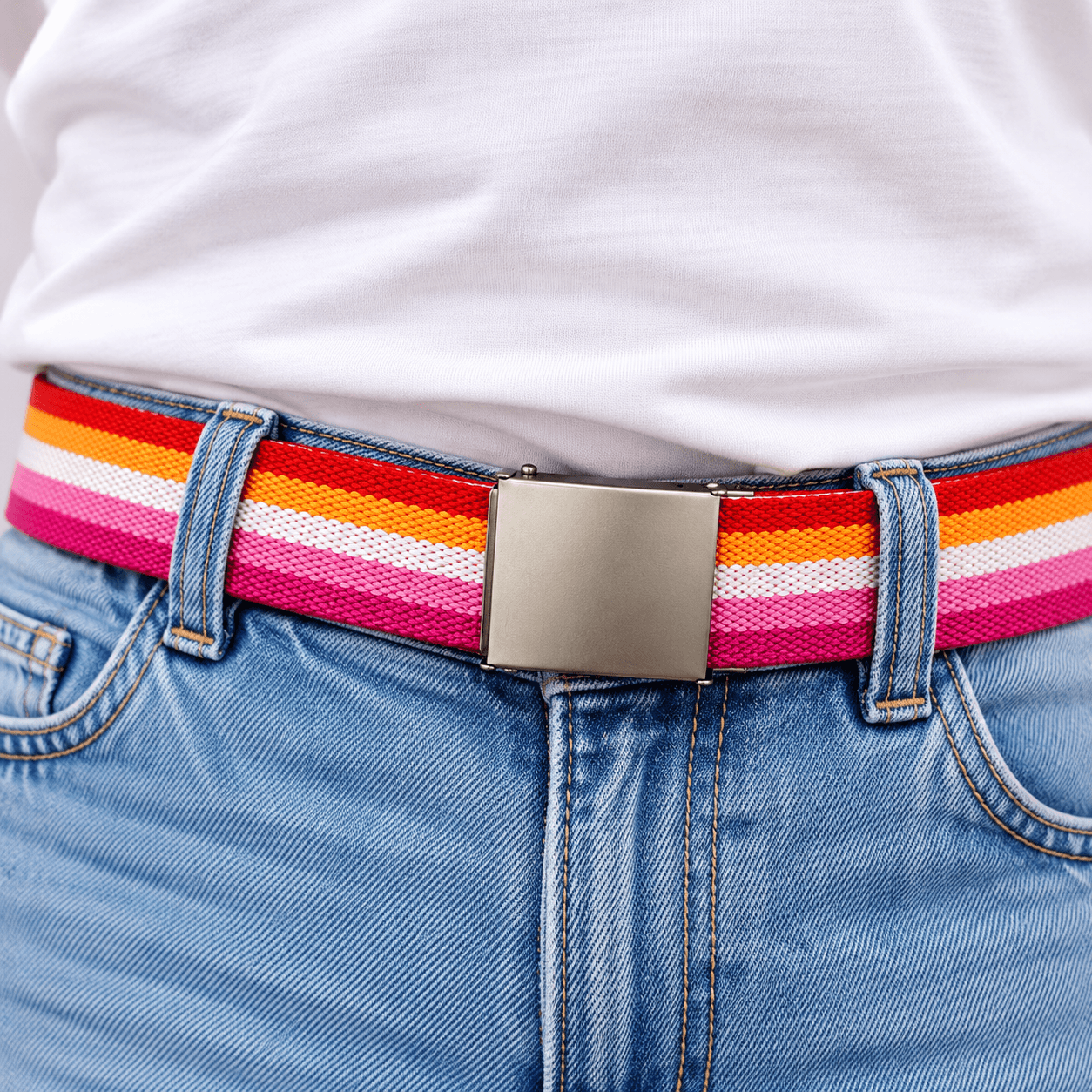 Lesbian Pride riem gedragen op een spijkerbroek