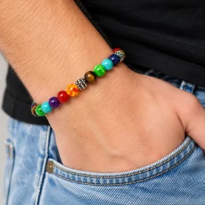 Regenboog kralen armband gedragen om de pols