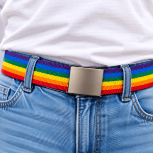 Regenboog Pride riem gedragen op spijkerbroek