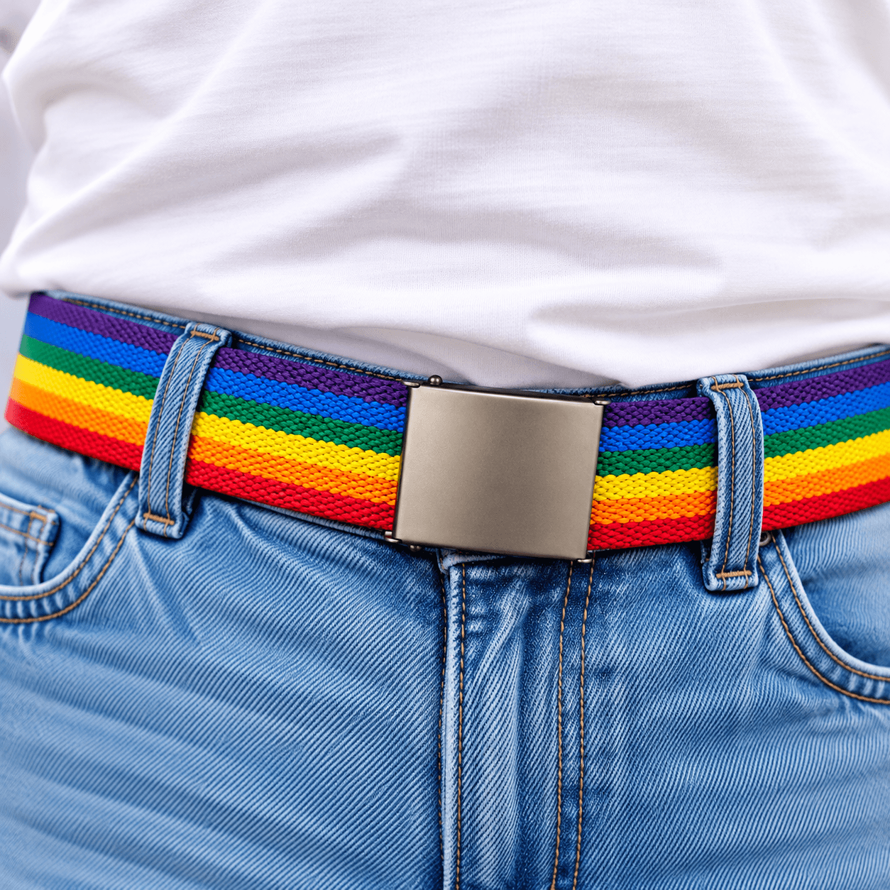 Regenboog Pride riem gedragen op spijkerbroek