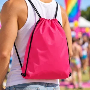 Roze rugzak met trekkoord gedragen tijdens Pride