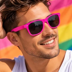Roze zonnebril gedragen tijdens Pride