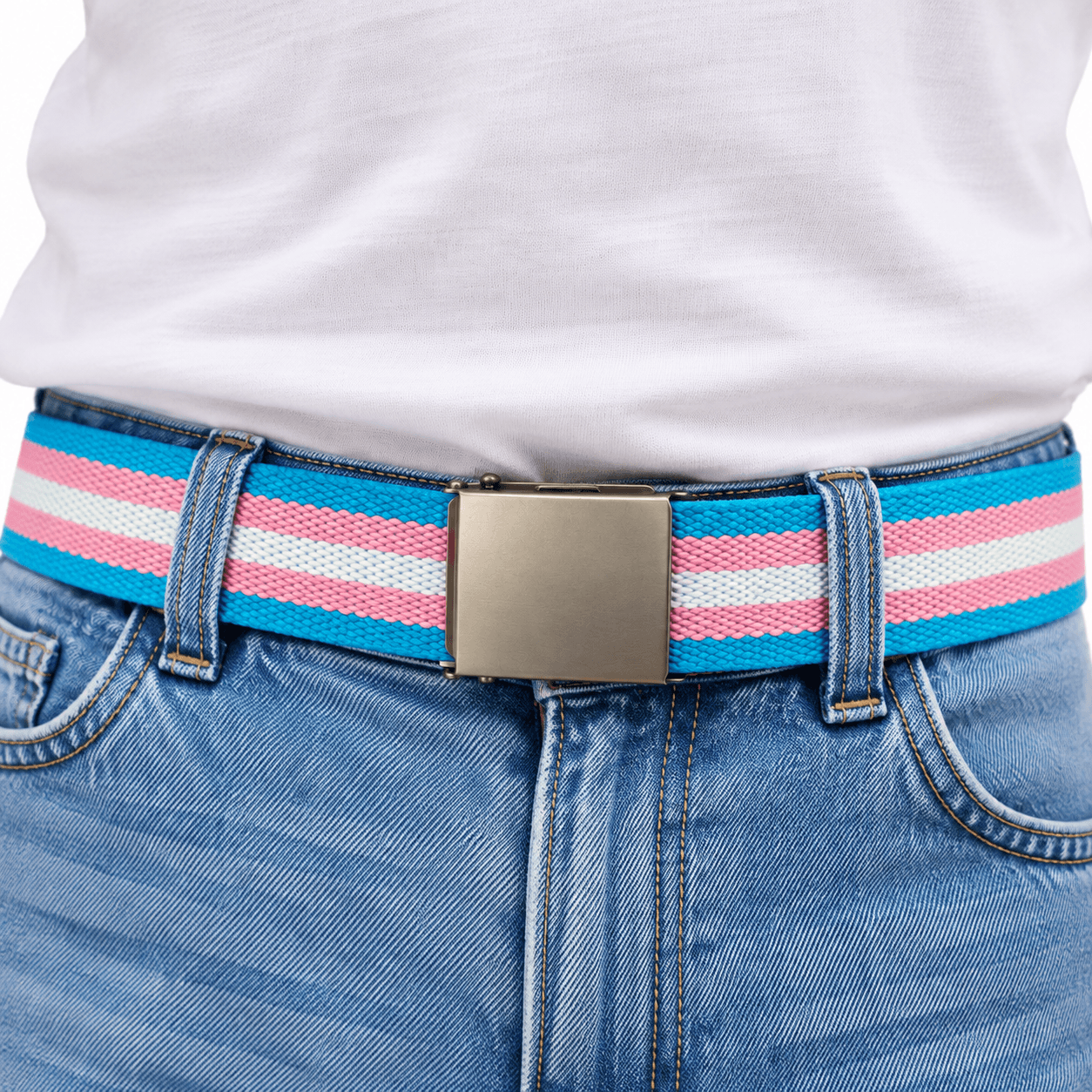 Transgender riem gedragen op spijkerbroek