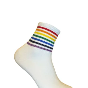 Witte Pride sokken met fijne regenboogstrepen