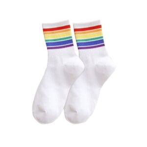 Witte Pride sokken met regenboogstrepen en witte tussenlijnen