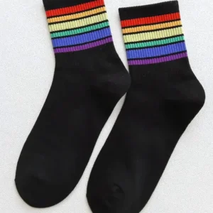 Zwarte Pride sokken met gekleurde regenboogstrepen