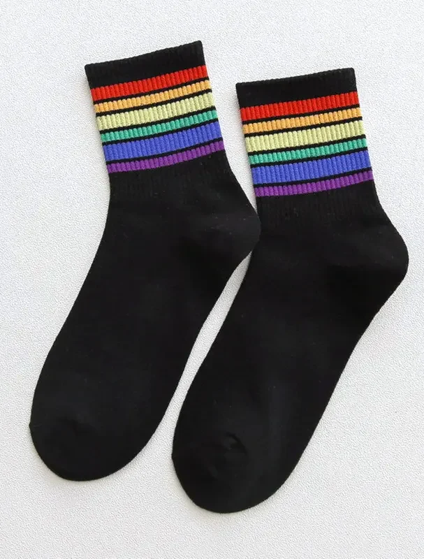 Zwarte Pride sokken met gekleurde regenboogstrepen